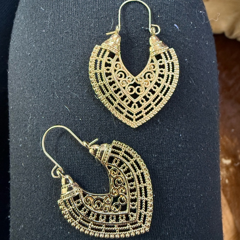 Elegant Gold Egyptian Heart Filigree Earrings NWT